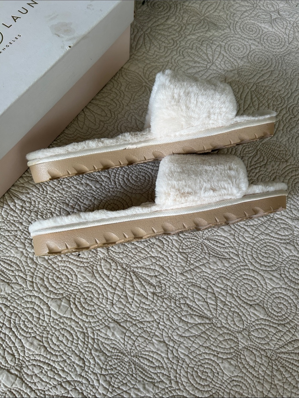 Chinese Laundry Rally Faux Fur Cream Slide Slippers. Worn once. Size 9.5